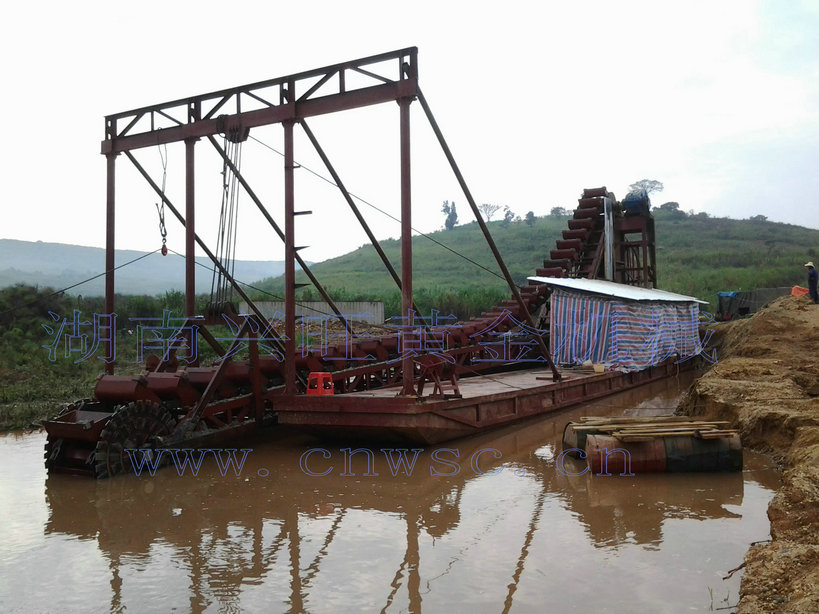 淘金船機械設備廠家 價格 ，日處理量5000方，出口國外廠家供應  瀏陽淘金船