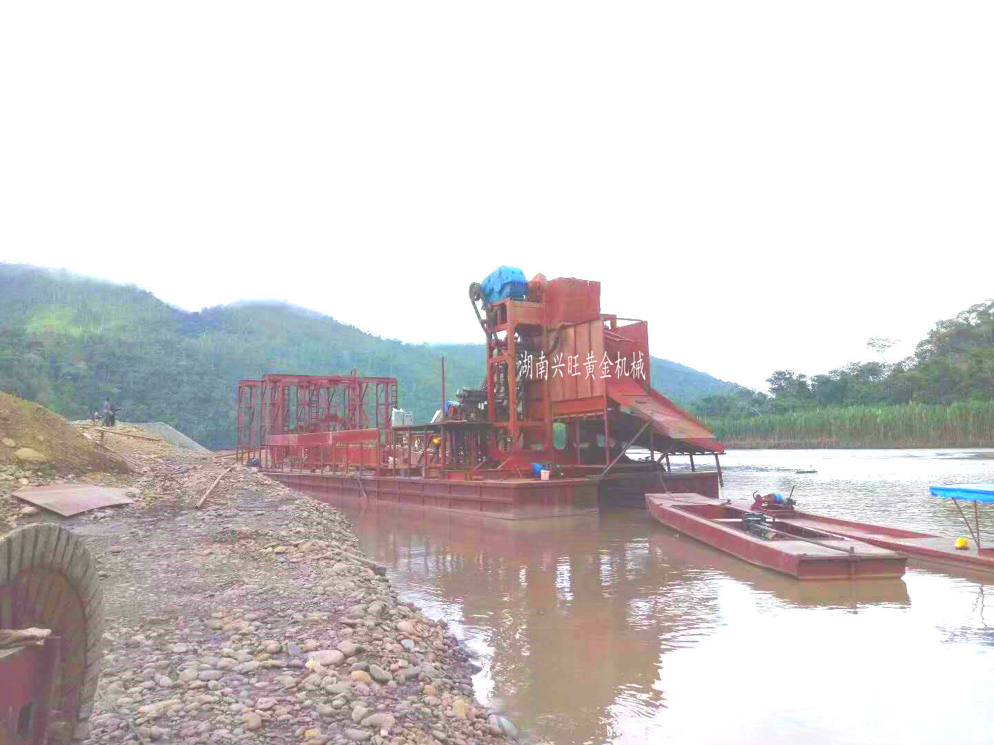 長沙淘金船廠家自帶工作平臺、采礦設(shè)備、篩洗設(shè)備、選礦設(shè)備、發(fā)電機(jī)組、減速機(jī)等，自動化程度高節(jié)能省力一次性生產(chǎn)出合格產(chǎn)品