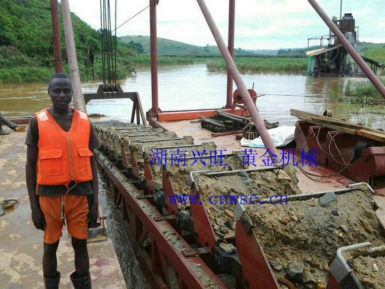 湖南小型淘金船自帶工作平臺、采礦設備、篩洗設備、選礦設備、發(fā)電機組、減速機等，自動化程度高節(jié)能省力一次性生產出合格產品