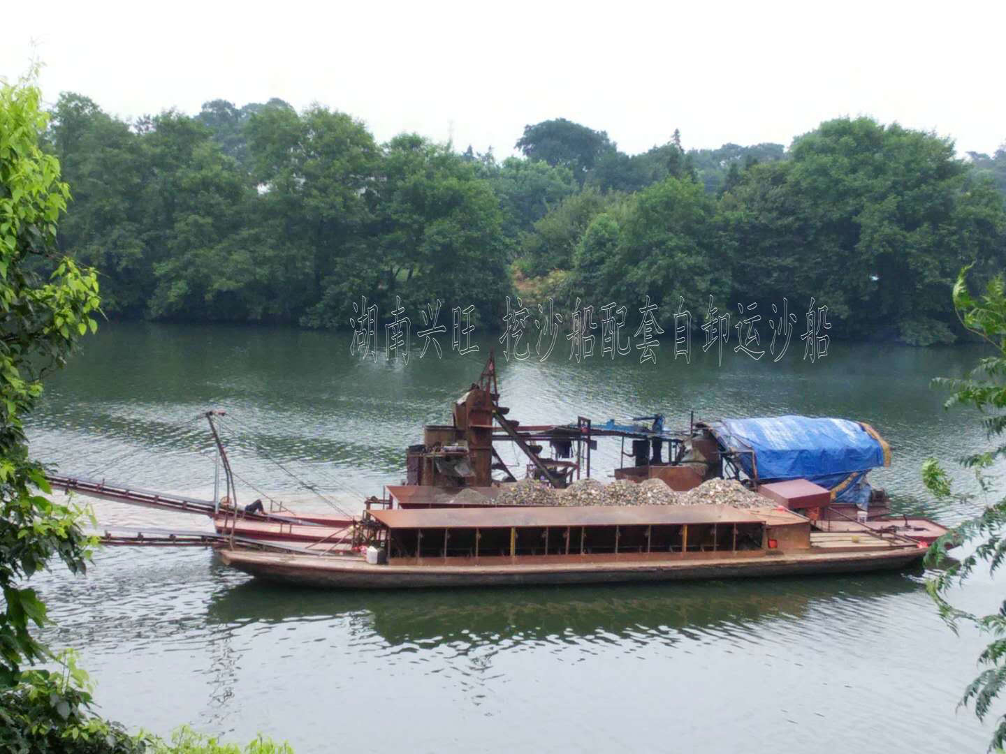 湖南河道淘金船自帶工作平臺、采礦設(shè)備、篩洗設(shè)備、選礦設(shè)備、發(fā)電機組、減速機等，自動化程度高節(jié)能省力一次性生產(chǎn)出合格產(chǎn)品