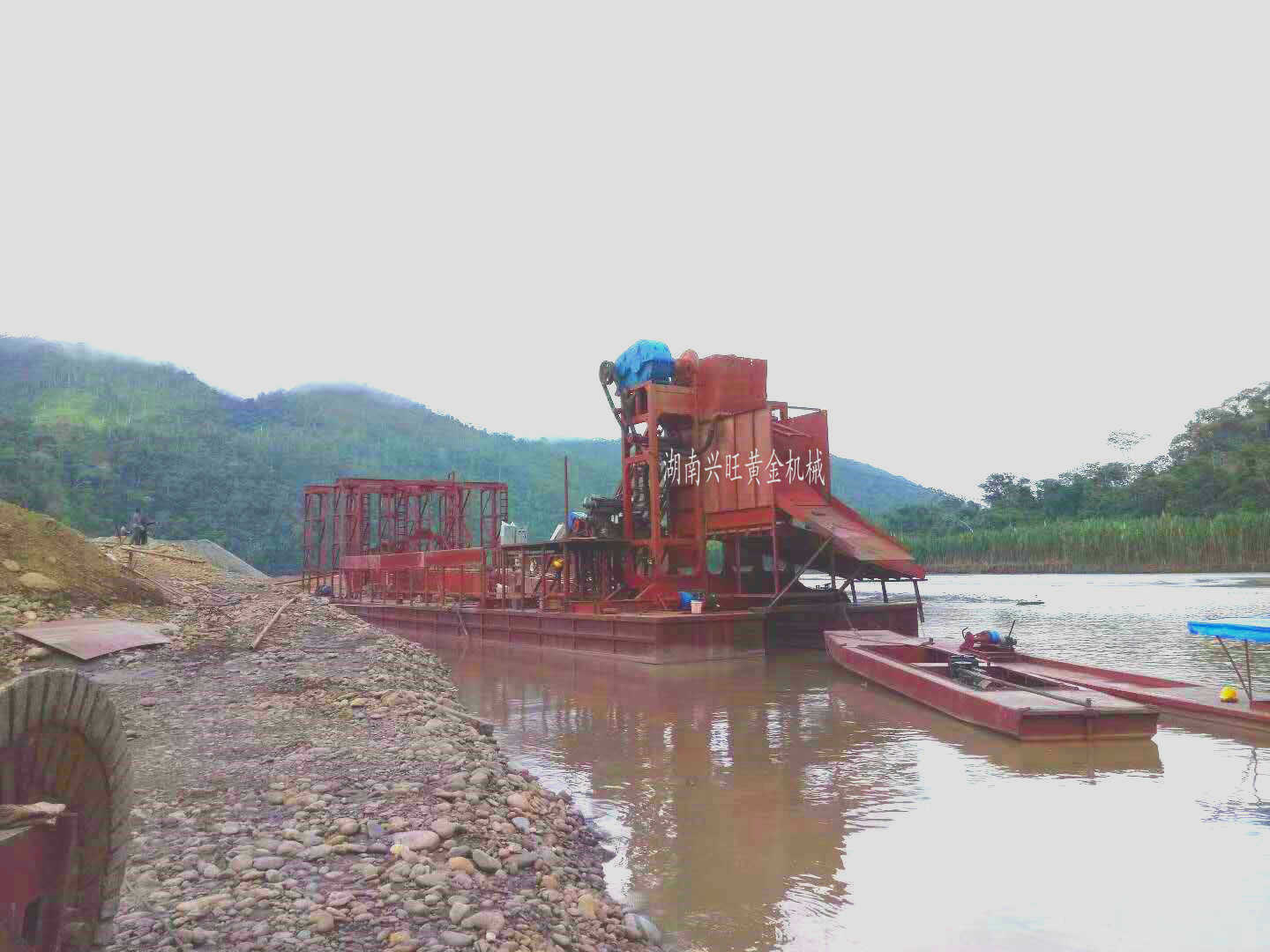 湖南挖金船廠家 國內(nèi)外挖金船廠家供應商 整套設備可以根據(jù)客戶要求設計定做 國內(nèi)外科學、新進、適用性強的砂金采礦兼選礦設備