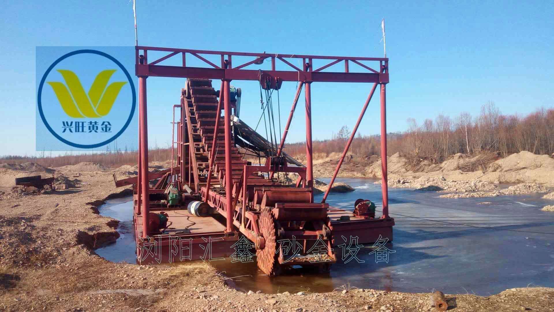 長沙淘金船廠家自帶工作平臺、采礦設(shè)備、篩洗設(shè)備、選礦設(shè)備、發(fā)電機(jī)組、減速機(jī)等，自動化程度高節(jié)能省力一次性生產(chǎn)出合格產(chǎn)品