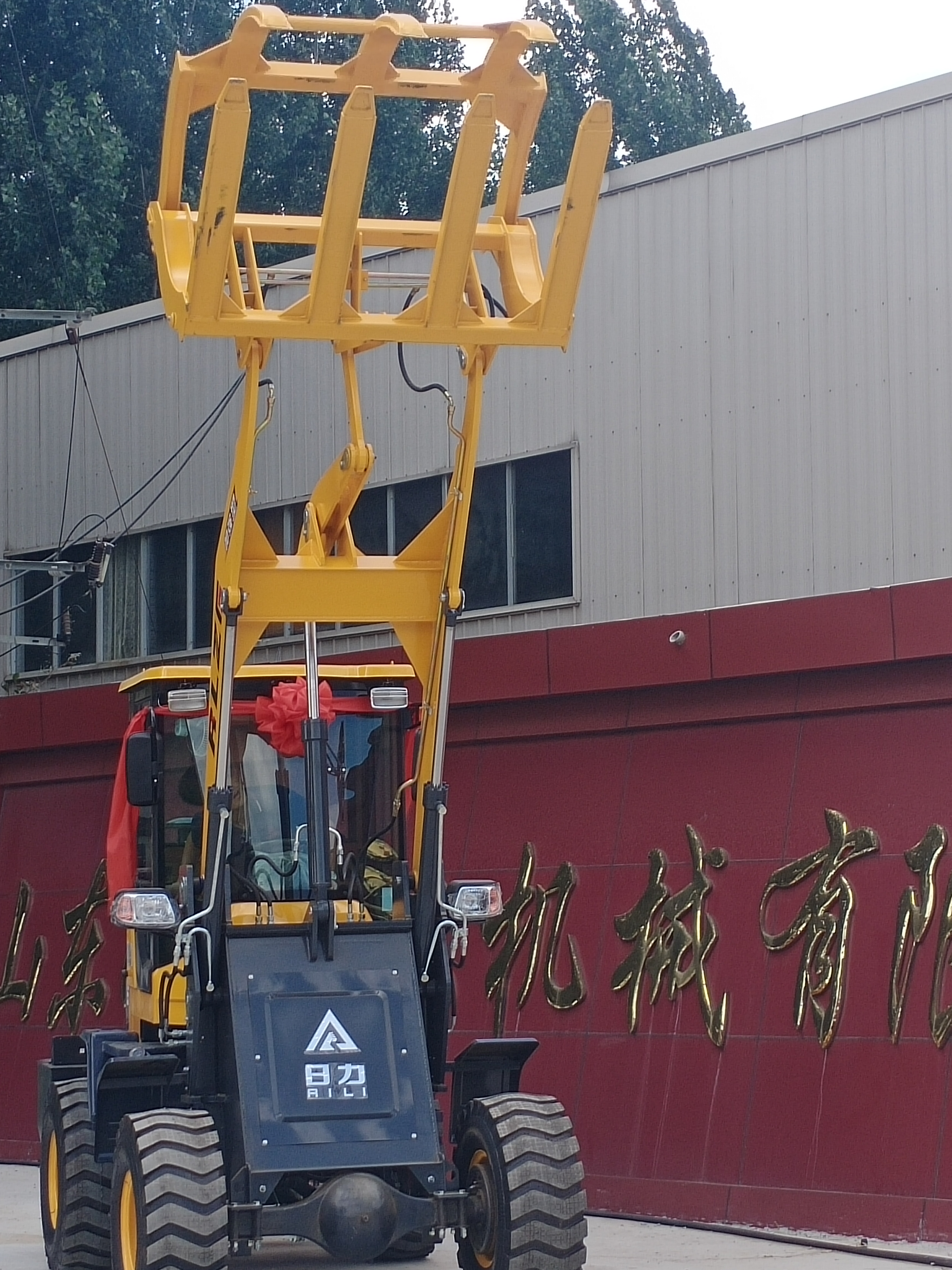 山東廠家直銷 抓木機抓草機抓料機四驅(qū)鏟車農(nóng)林畜牧農(nóng)業(yè)糧食*可做加高臂支持定制抓草機價格