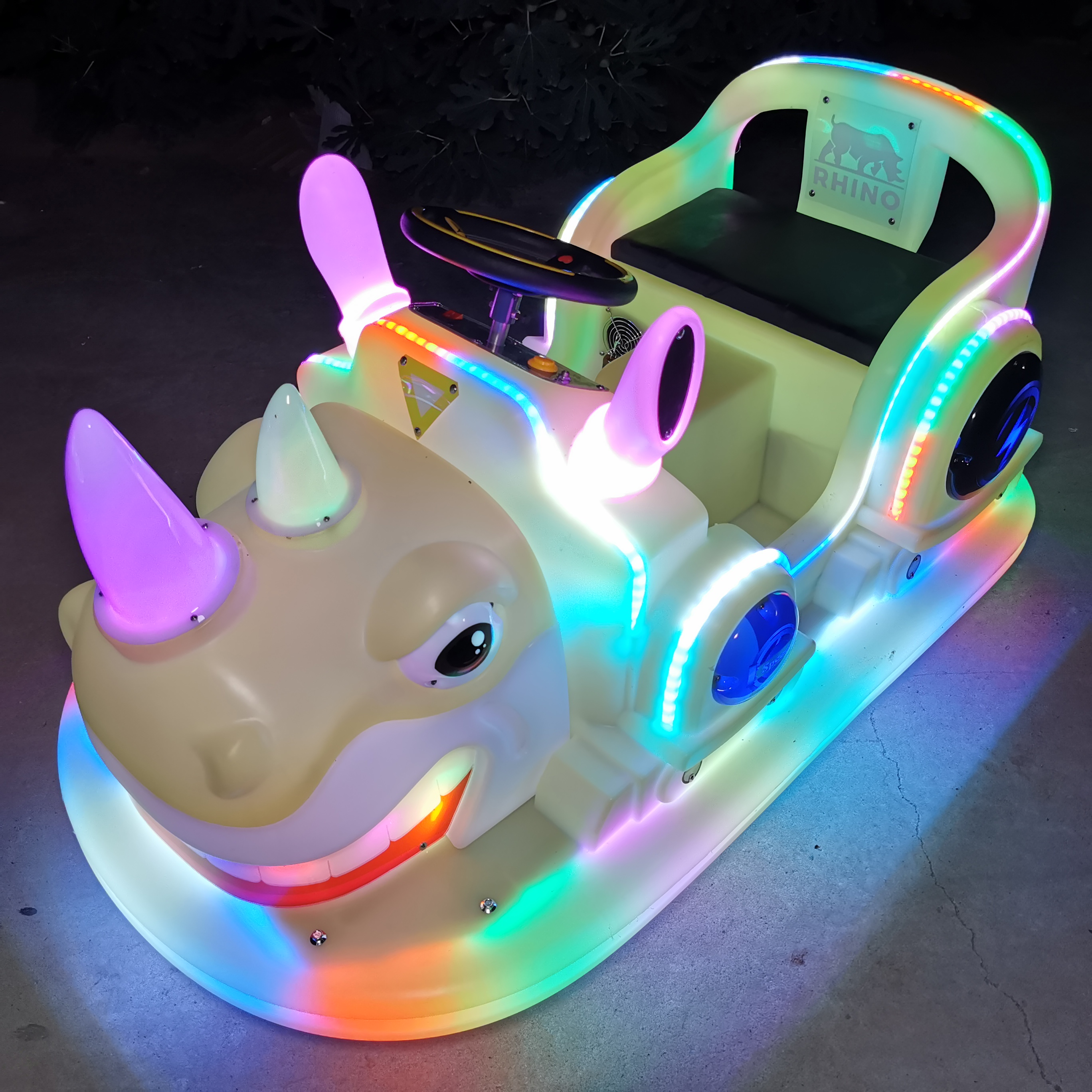 廣場擺攤犀牛小愛發(fā)光碰碰車