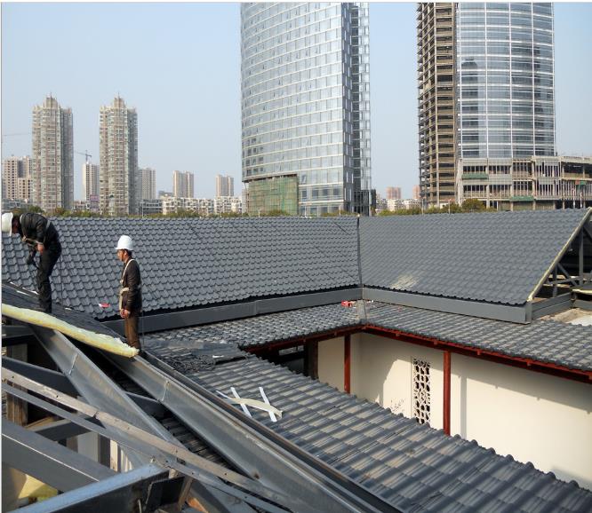彩鋼琉璃瓦_(dá)山西0 5厚黑色彩鋼仿古琉璃瓦828型 鐵滴檐 廠家直銷 0.5厚啞光灰色彩鋼琉璃瓦
