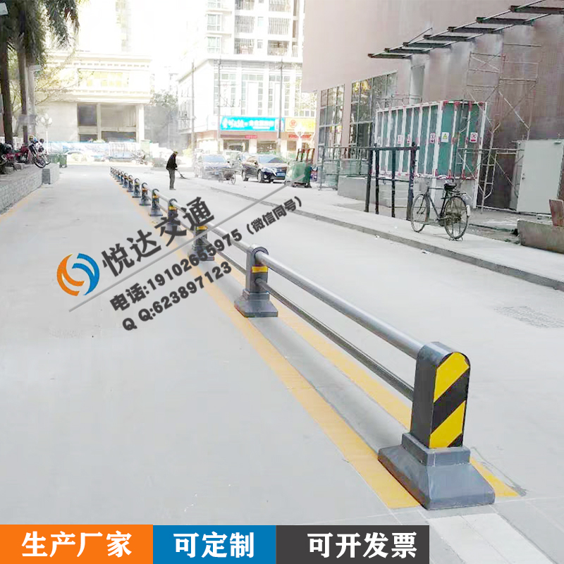 隔離欄 不銹鋼復(fù)合管機(jī)非道路中央馬市政交安通道路隔離欄隔離墩廠家貨源
