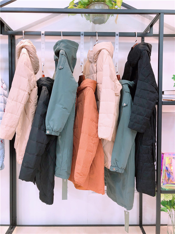 雪丹枝冬季品牌折扣女裝貨源批發(fā)，廣州品牌女裝折扣尾貨批發(fā)貨源