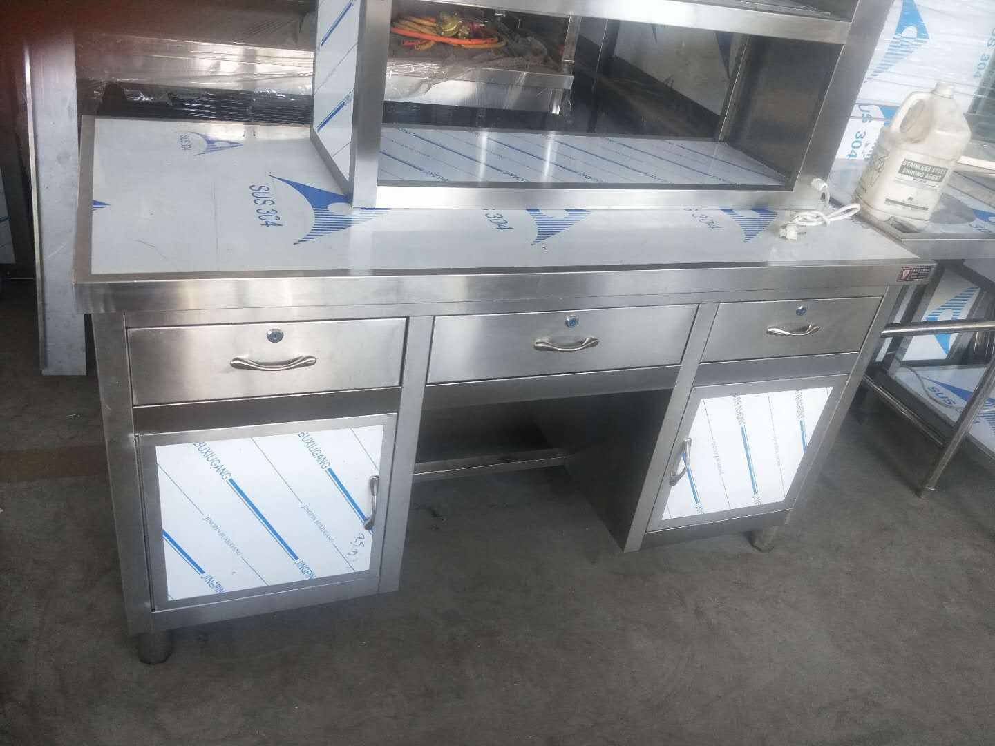 辦公桌不銹鋼桌椅衡水廚具衡水廚房設(shè)備不銹鋼加工制作廠家商用廚具灶具廚房廚具商用廚房設(shè)備廠家廚房設(shè)備公司
