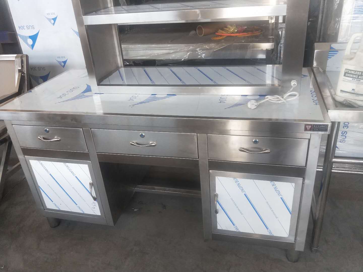 辦公桌不銹鋼桌椅衡水廚具衡水廚房設(shè)備不銹鋼加工制作廠家商用廚具灶具廚房廚具商用廚房設(shè)備廠家廚房設(shè)備公司
