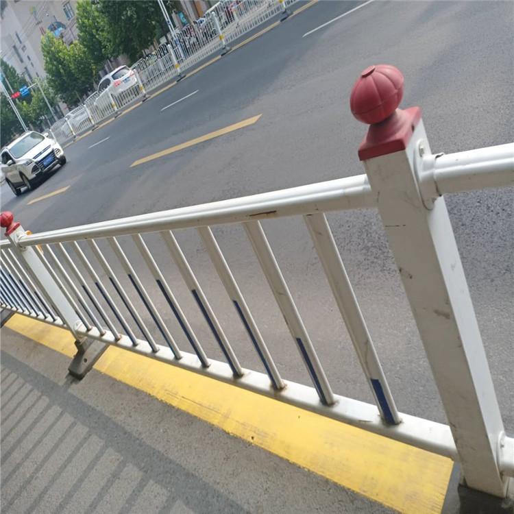 廠家直銷(xiāo) 道路護(hù)欄 隔離小區(qū)擋車(chē)防撞鋅鋼護(hù)欄 量大從優(yōu)