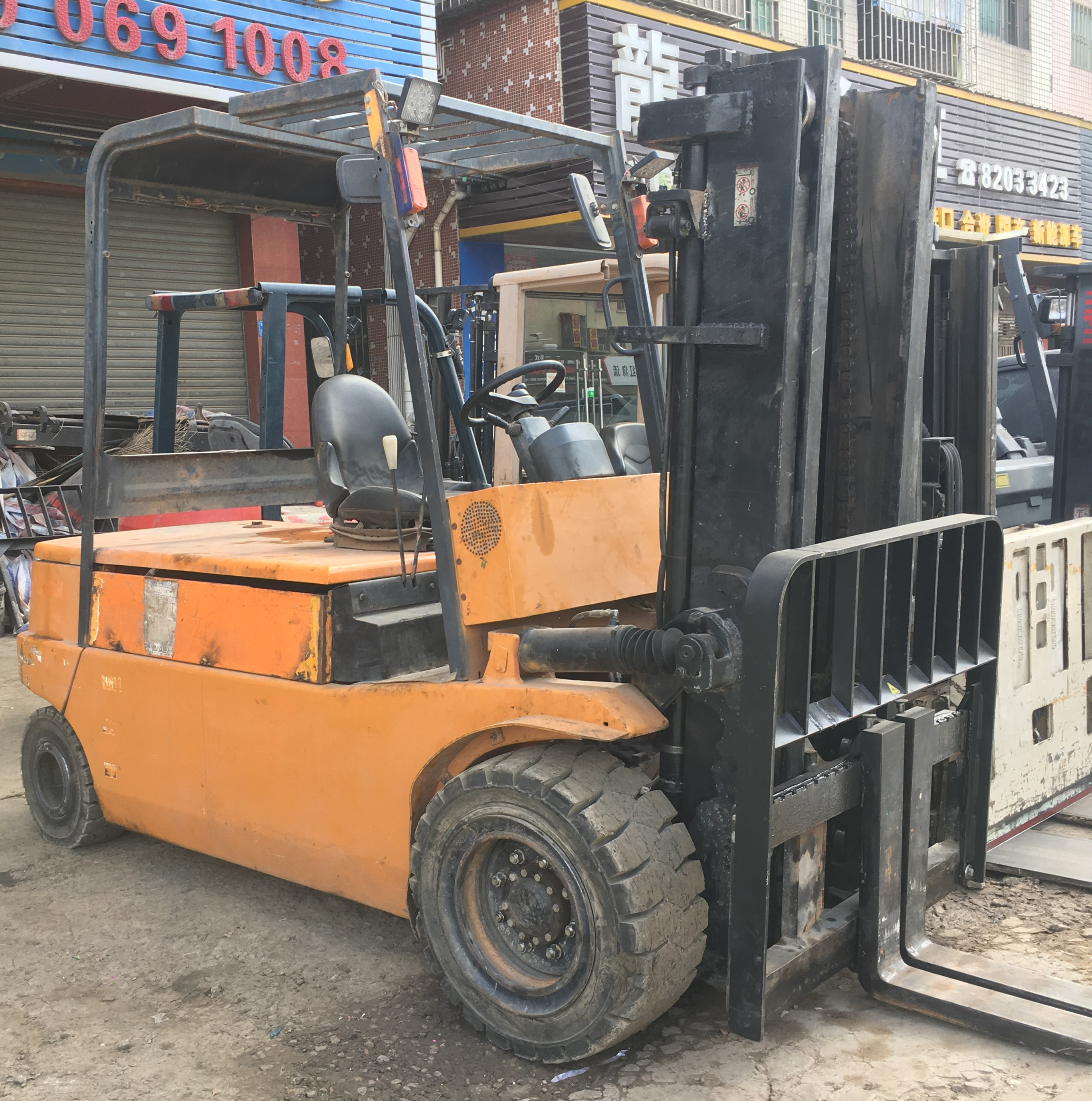 二手進(jìn)口5噸電動(dòng)叉車特價(jià)處理