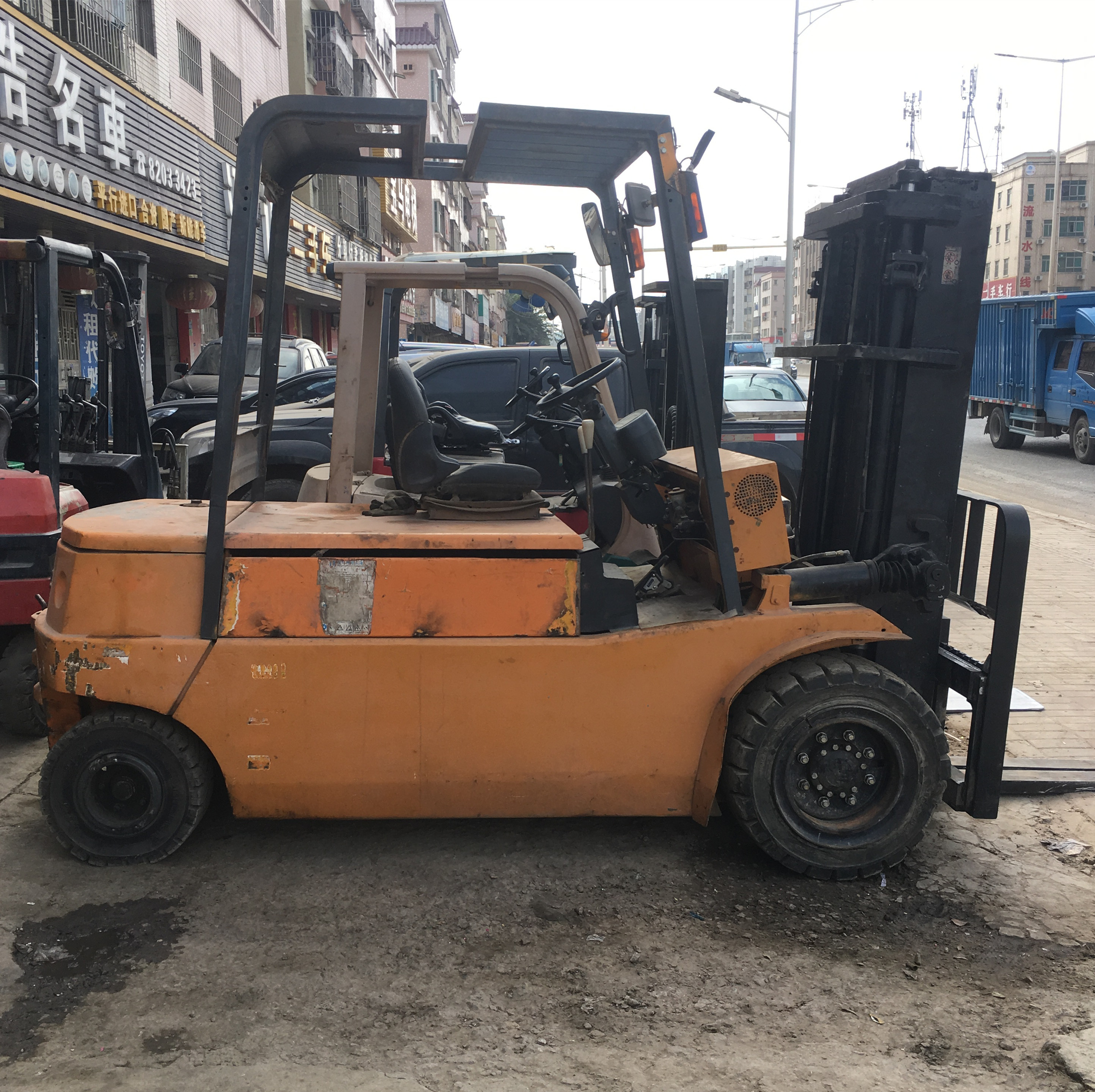 二手進(jìn)口5噸電動(dòng)叉車特價(jià)處理