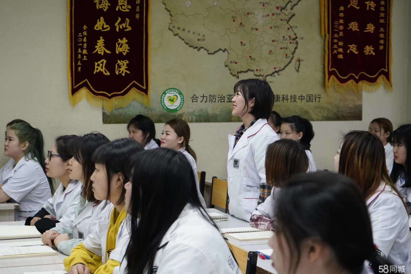 化妝師培訓(xùn)要多久 零基礎(chǔ)入學(xué) 學(xué)習(xí)化妝需要多長(zhǎng)時(shí)間 初中畢業(yè)學(xué)什么比較好