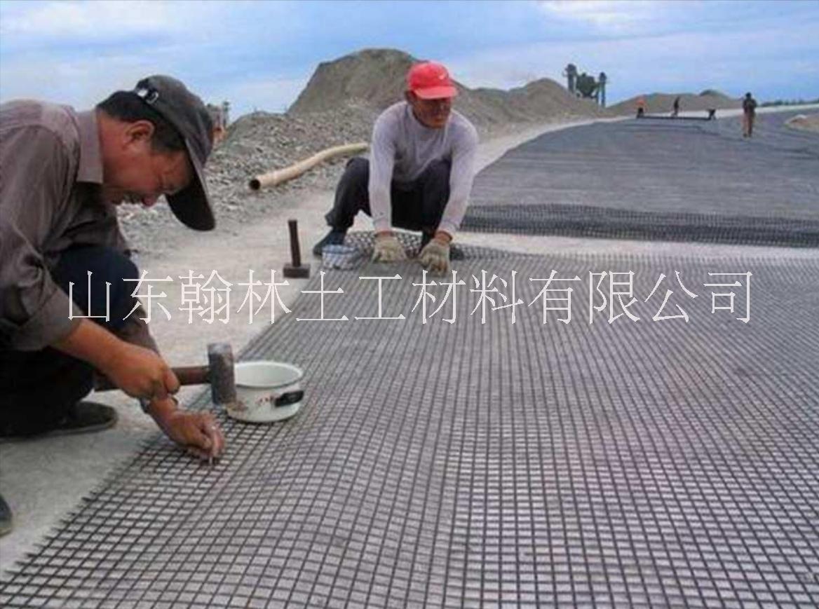 土工格柵廠家生產(chǎn)瀝青路面防裂玻纖格柵自粘雙向玻纖土工格柵