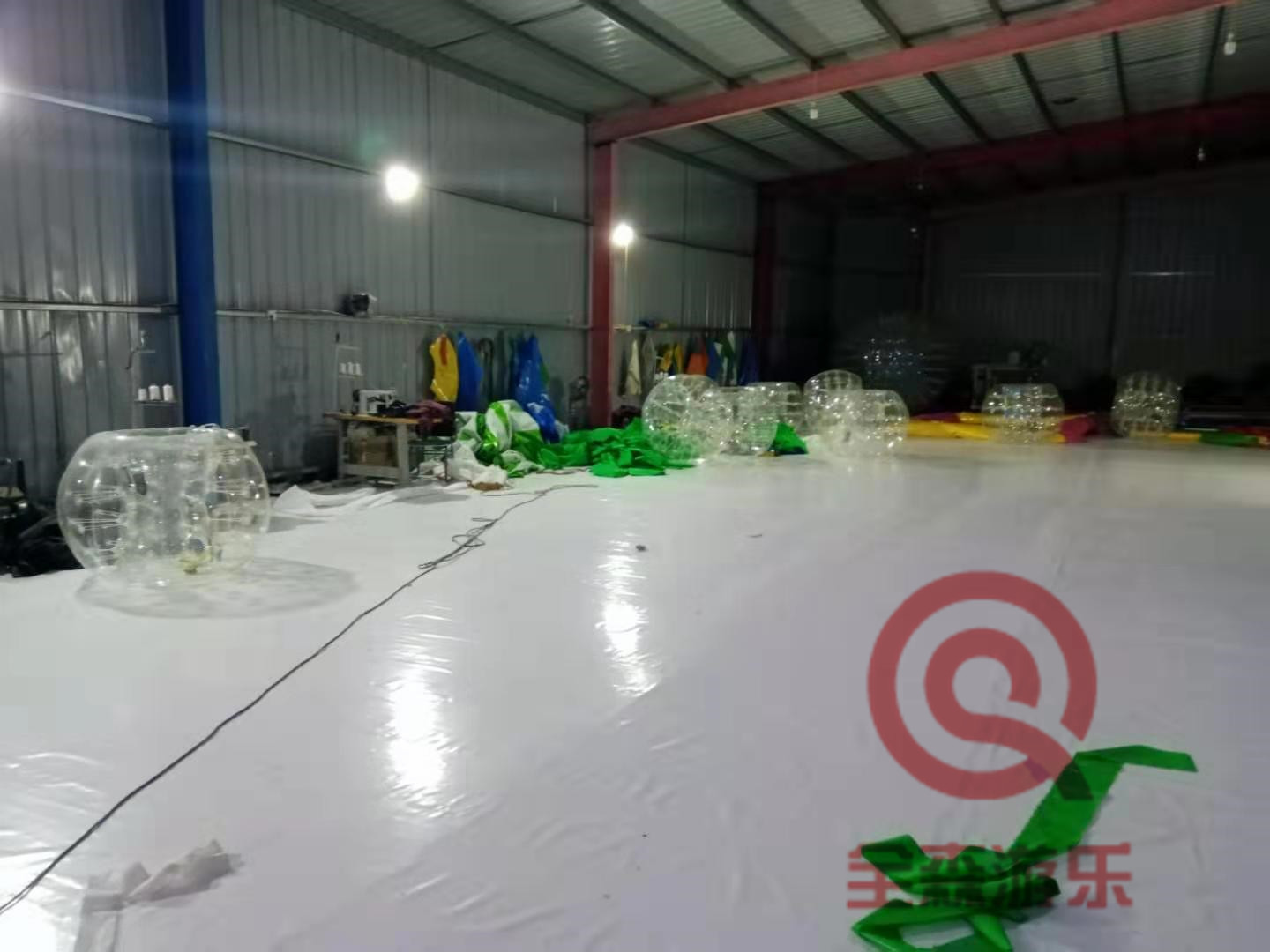 專業(yè)定做充氣碰碰球游樂設備