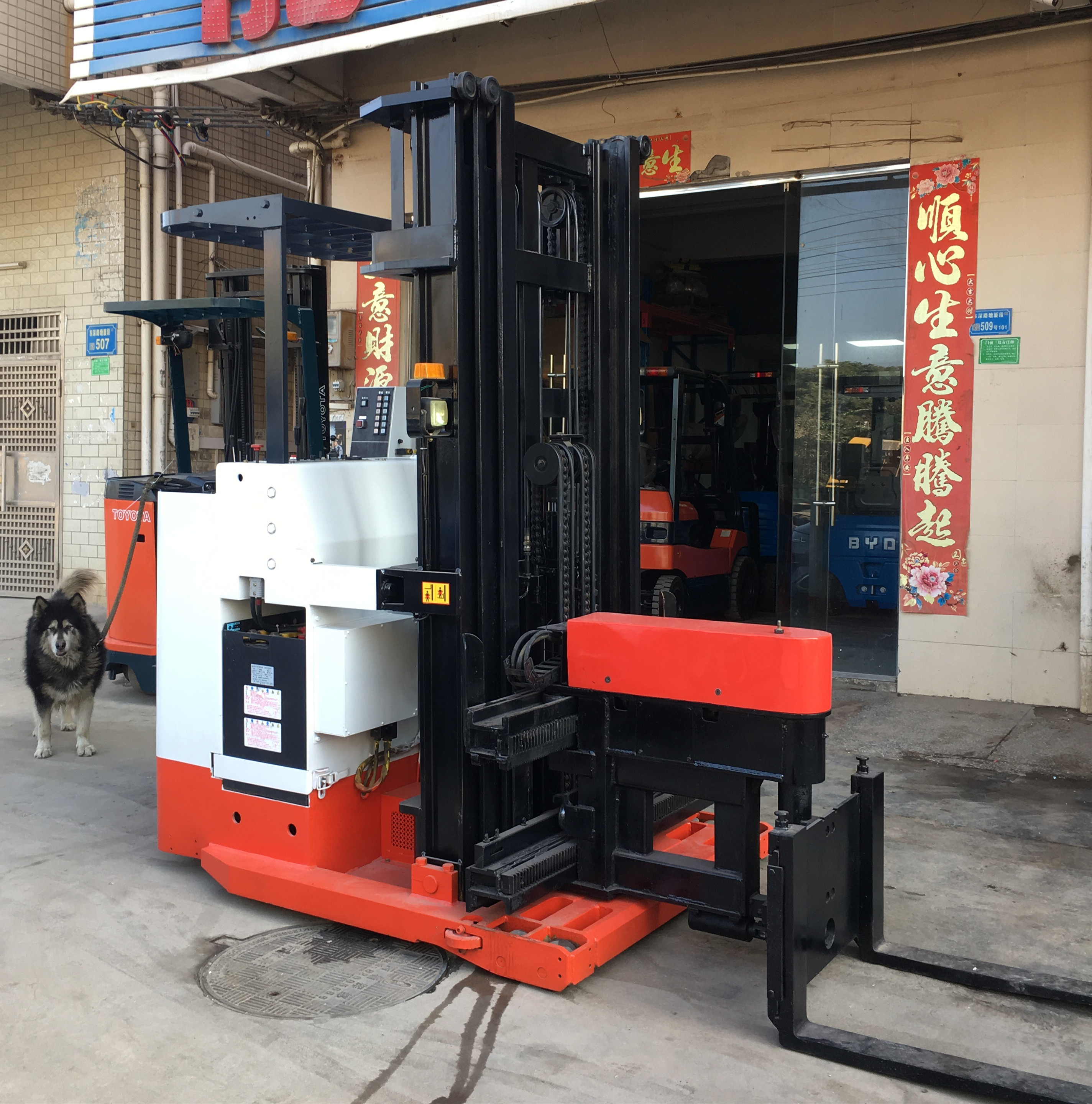 1噸力至優(yōu)窄通道倉儲叉車三節(jié)升高7.5米 NICHIYU1噸三叉車 高位貨架窄通道用叉車