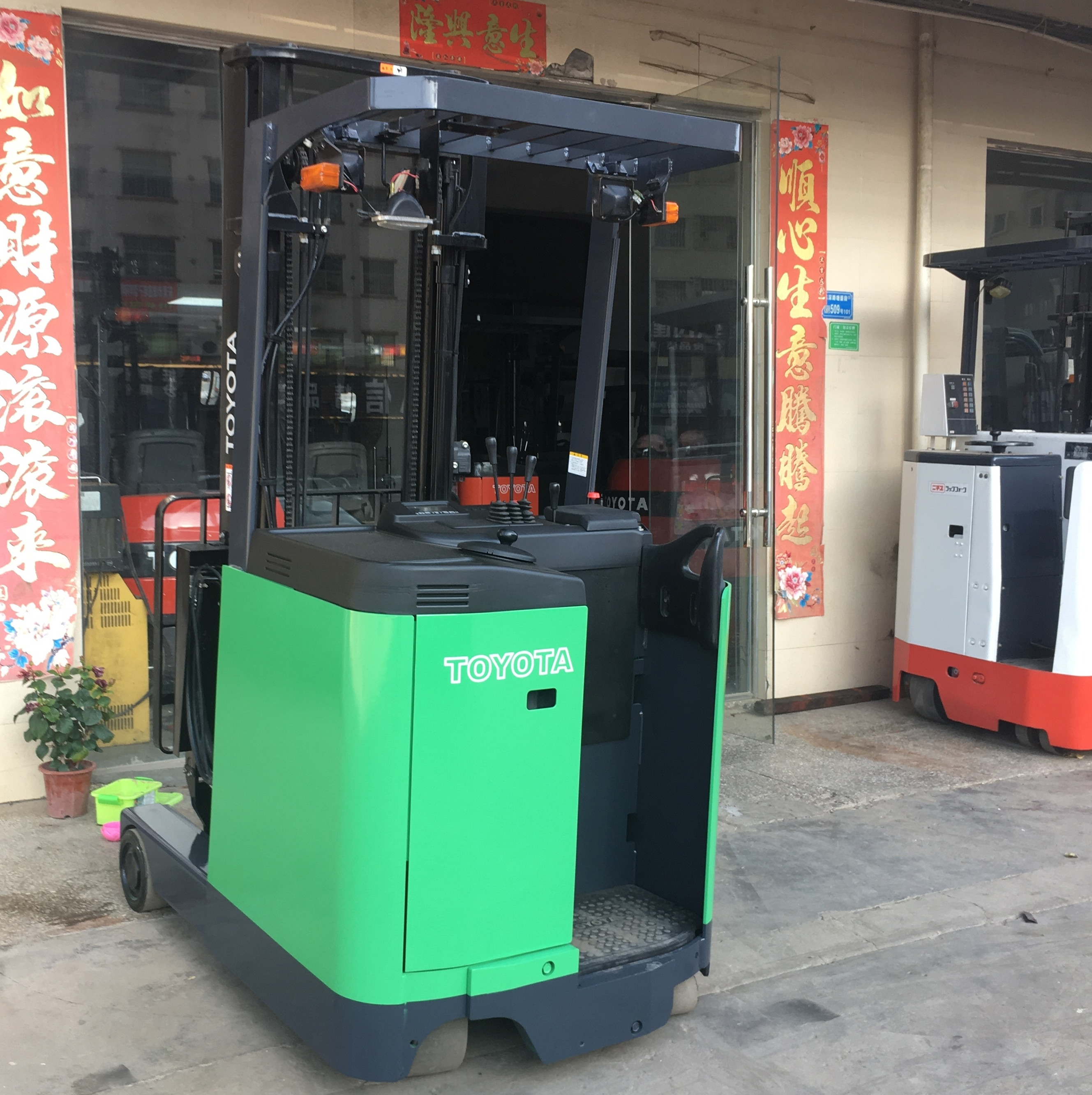 二手豐田1.3噸前移式電動叉車兩節(jié)升高4米 豐田前移式電瓶叉車