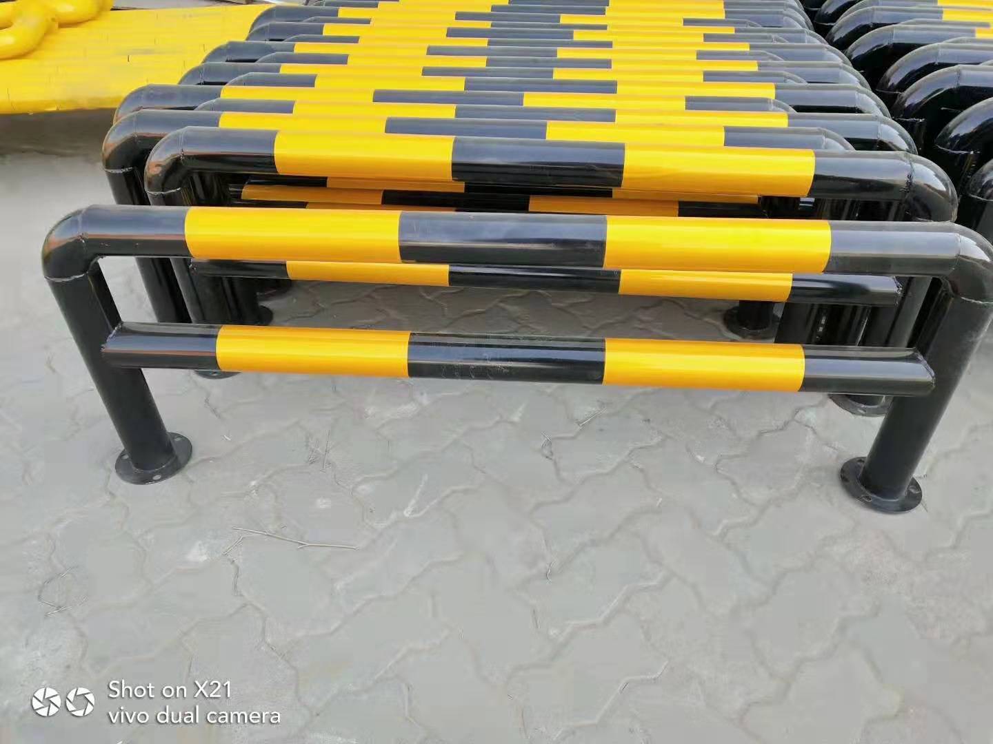 交通設(shè)施擋車柱 防撞柱現(xiàn)貨隔離樁U型樁鋼管護(hù)欄擋車桿