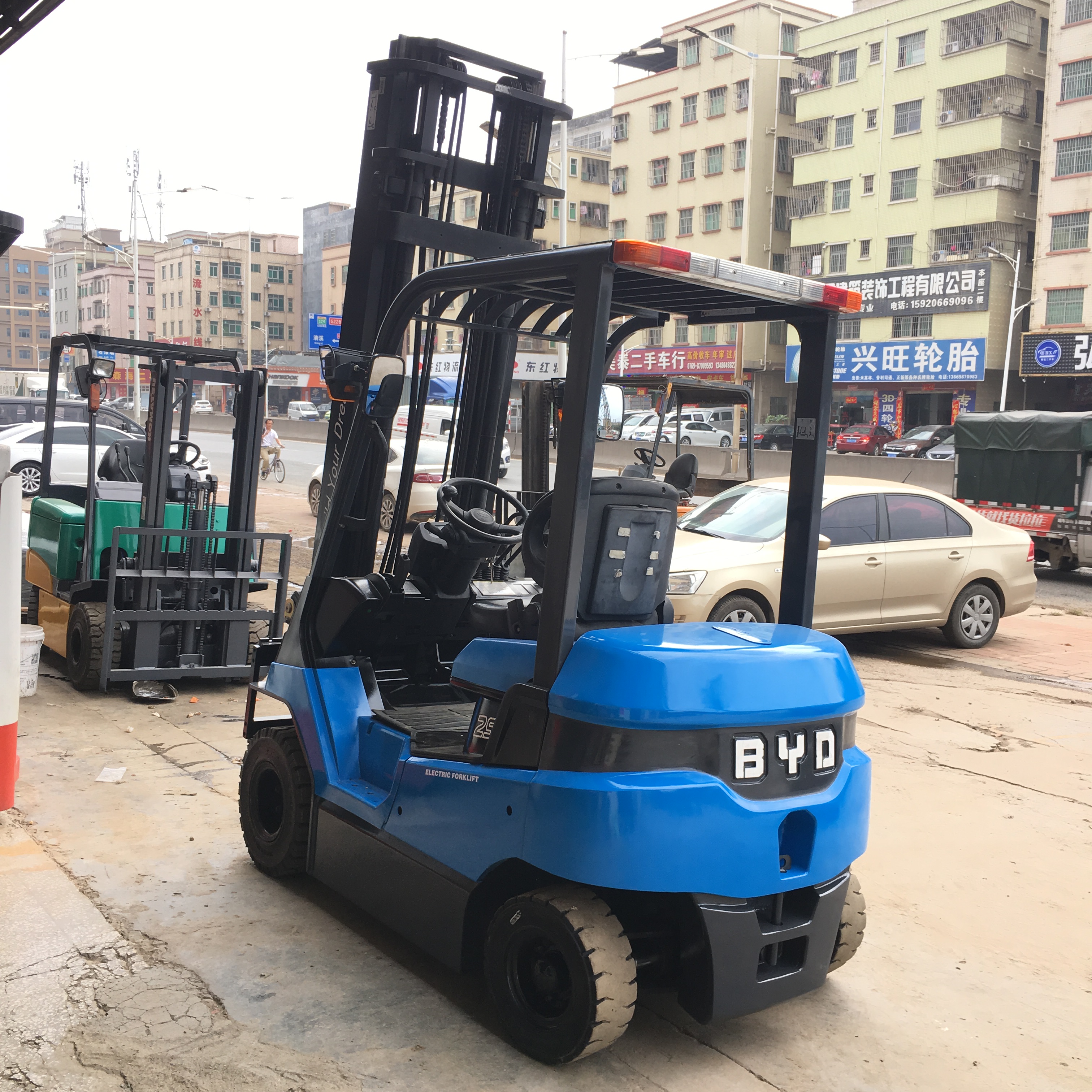 二手 2.5噸比亞迪叉車兩節(jié)升高4.5米