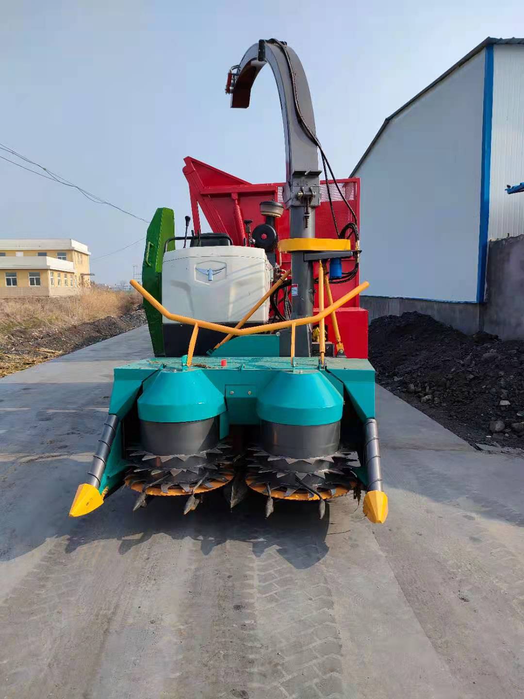 100馬力履帶青儲(chǔ)機(jī)，加裝1600型獨(dú)立圓盤割臺(tái)，可收割玉米秸稈，皇竹草等各種植物秸稈。