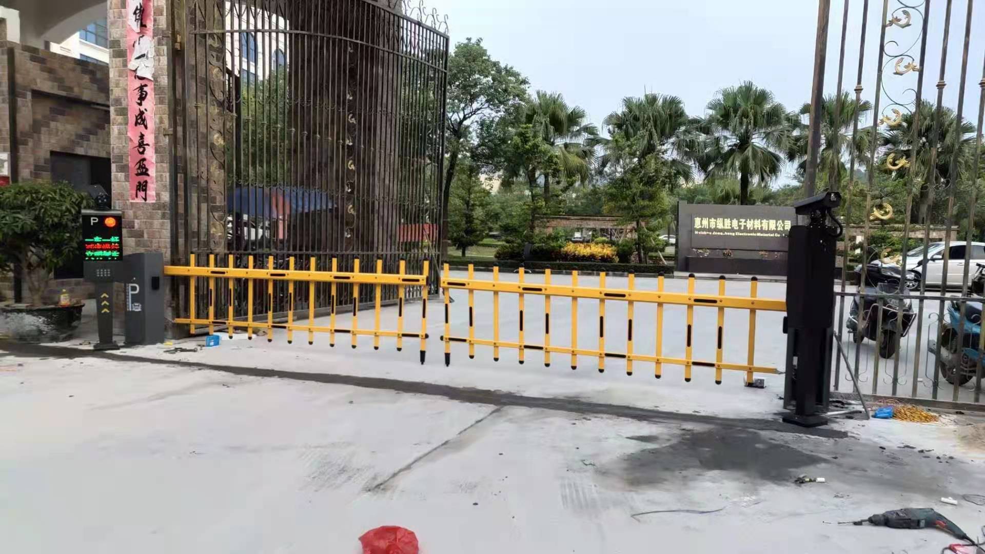 道閘一體機(jī)，小區(qū)門禁車牌識別起落桿升降欄智能停車場收費(fèi)管理系統(tǒng)佛山云門科技