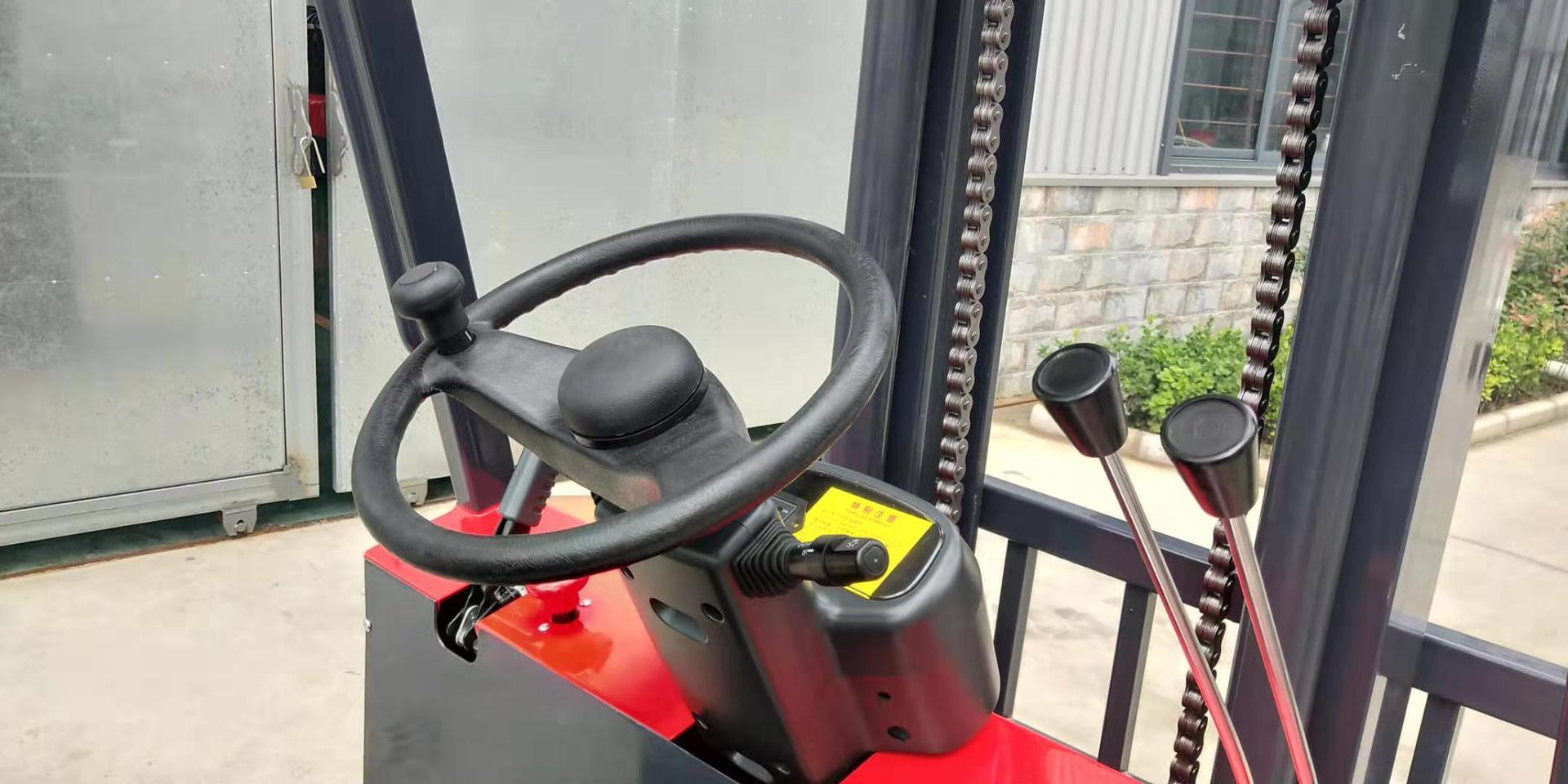 3噸全電動四輪叉車