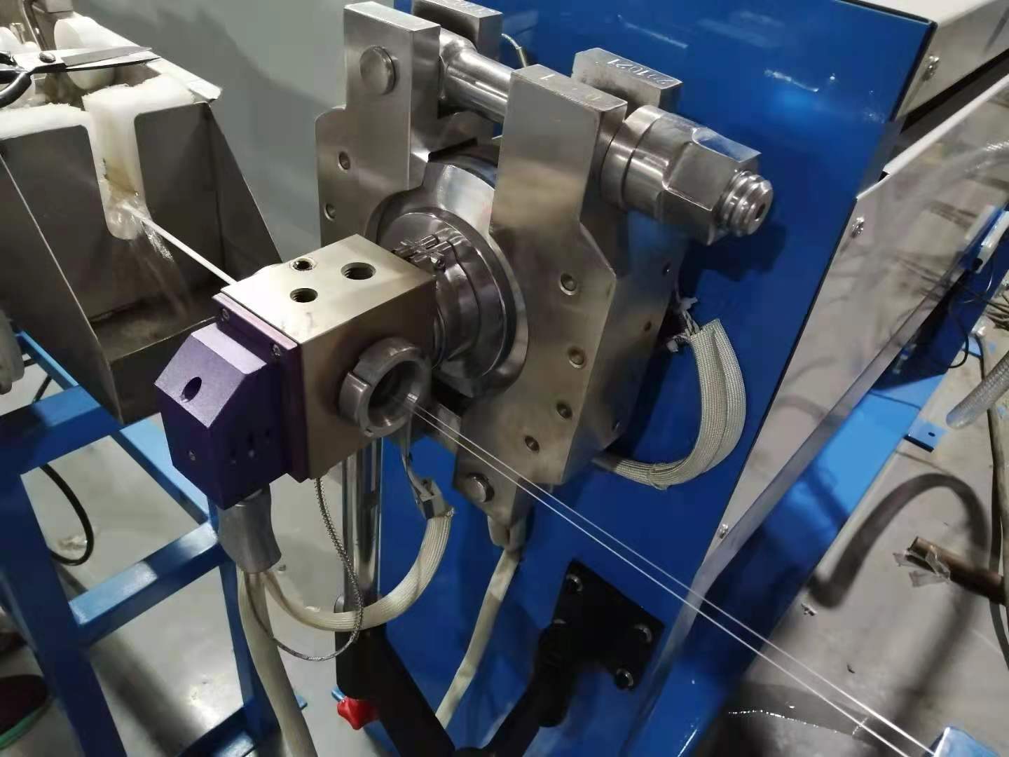 東莞鐵絲鋼絲塑料擠出機(jī) 鐵絲包塑設(shè)備廠家瑞創(chuàng)機(jī)械價(jià)格實(shí)惠