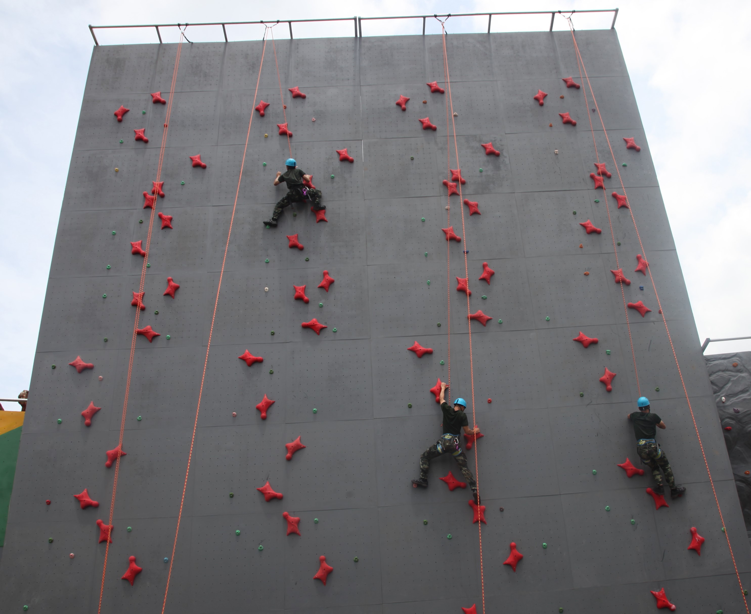 兒童攀巖墻定做、供應(yīng)廠家、制作熱線【北京中天云峰體育用品有限責(zé)任公司】