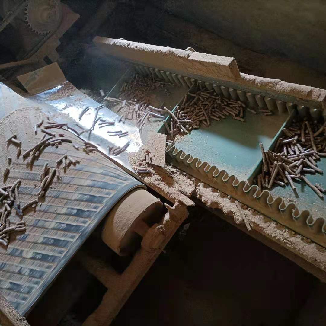 生物質(zhì)成型燃料廠家 環(huán)保顆粒燃料 生物質(zhì)鋸末顆粒價格