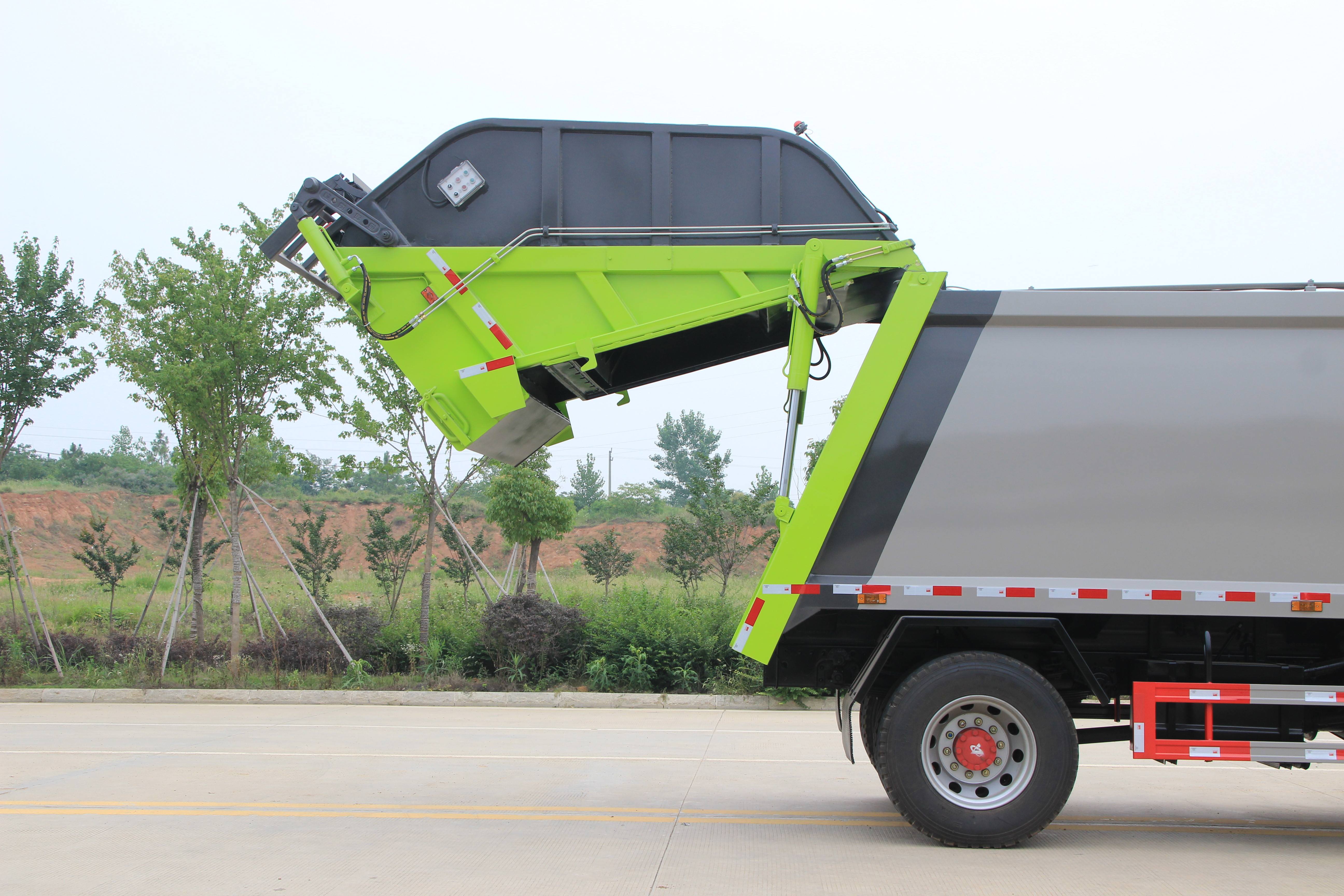 東風D9壓縮垃圾車10-12方·