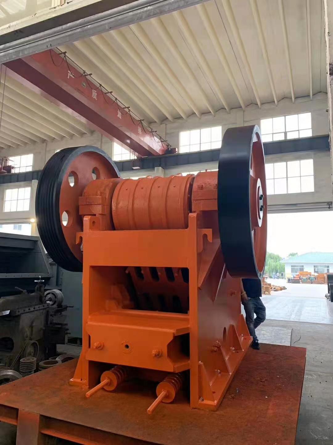 西芝機(jī)械顎式破碎機(jī)以誠(chéng)信為本答謝新老客戶(hù) 鄂式破碎機(jī)