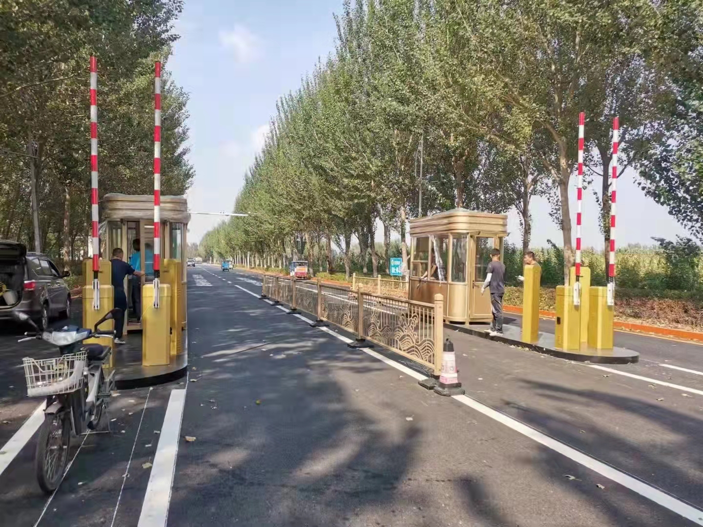 沈陽廣場吸煙亭-沈陽路口交通崗?fù)?鐵路公路使用崗?fù)?  title=