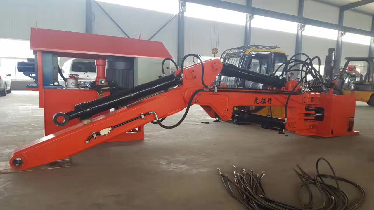 礦山采石場(chǎng)用移動(dòng)式液壓碎石機(jī)