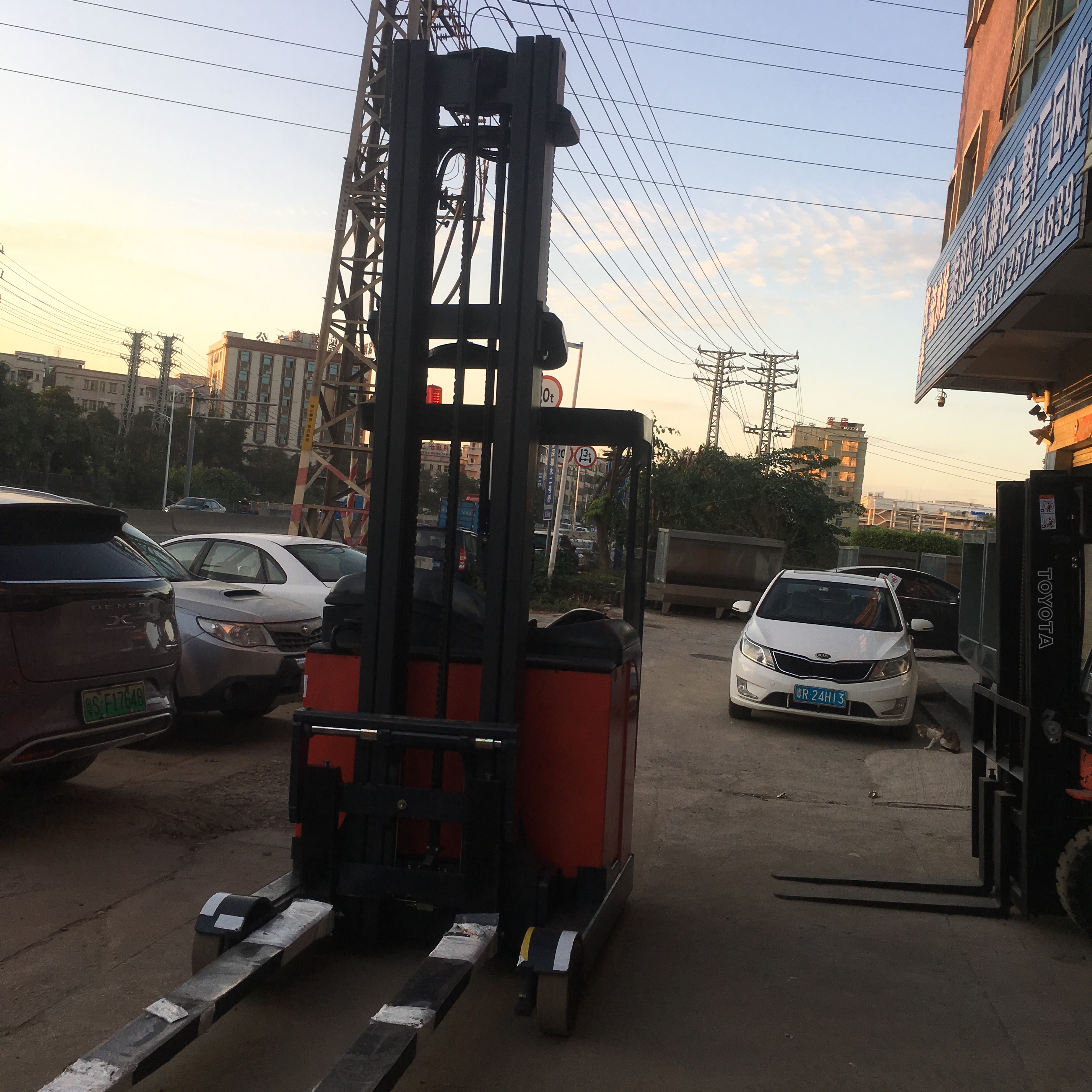 二手升高8.3米林德R16大前移式叉車