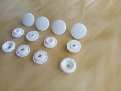 廠家生產(chǎn)環(huán)保T5塑料四合扣 樹脂扣批發(fā)