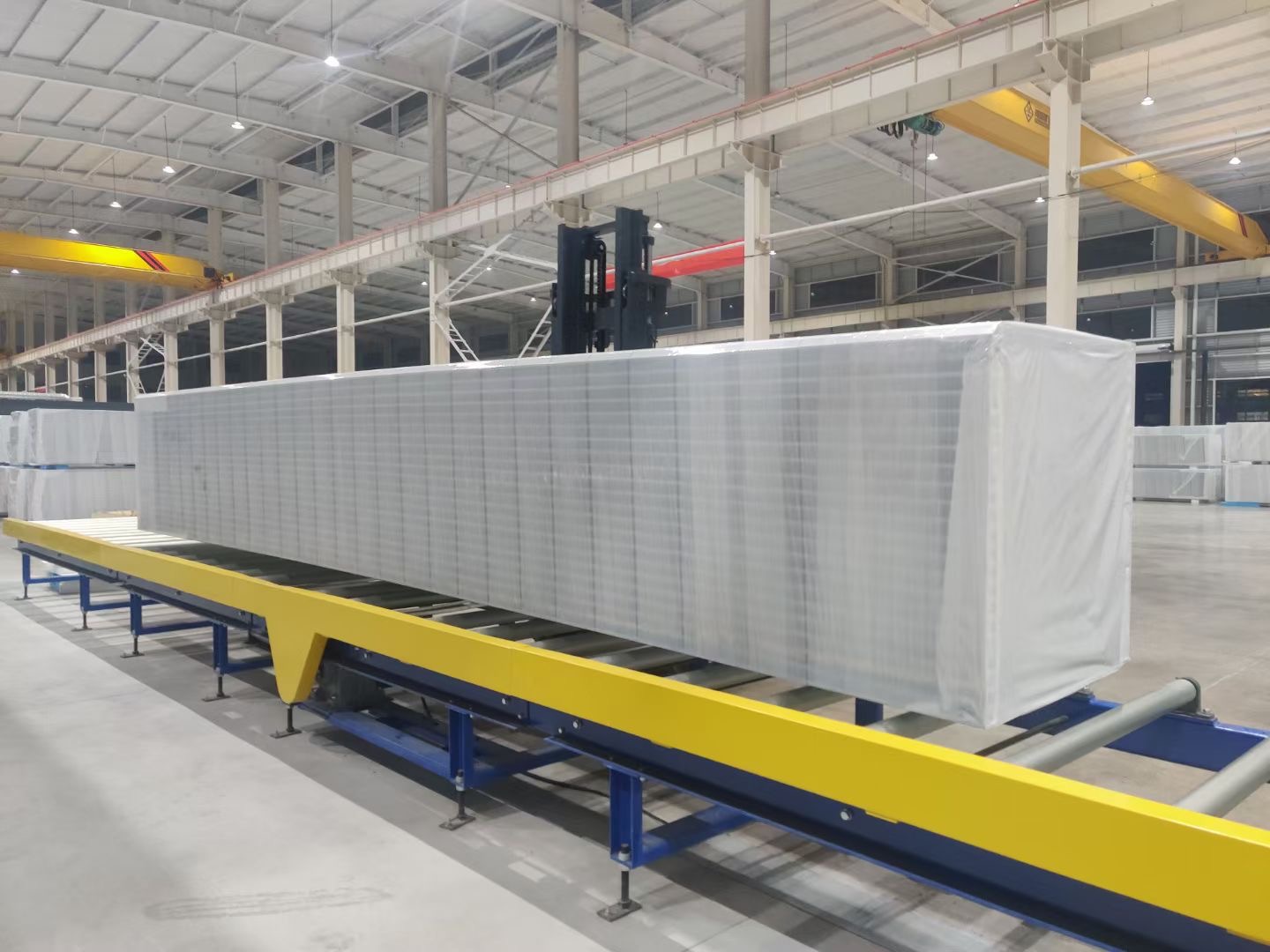 巖棉夾芯板批發(fā)，防火巖棉板廠家，江蘇恒海鋼結(jié)構(gòu)工程有限公司