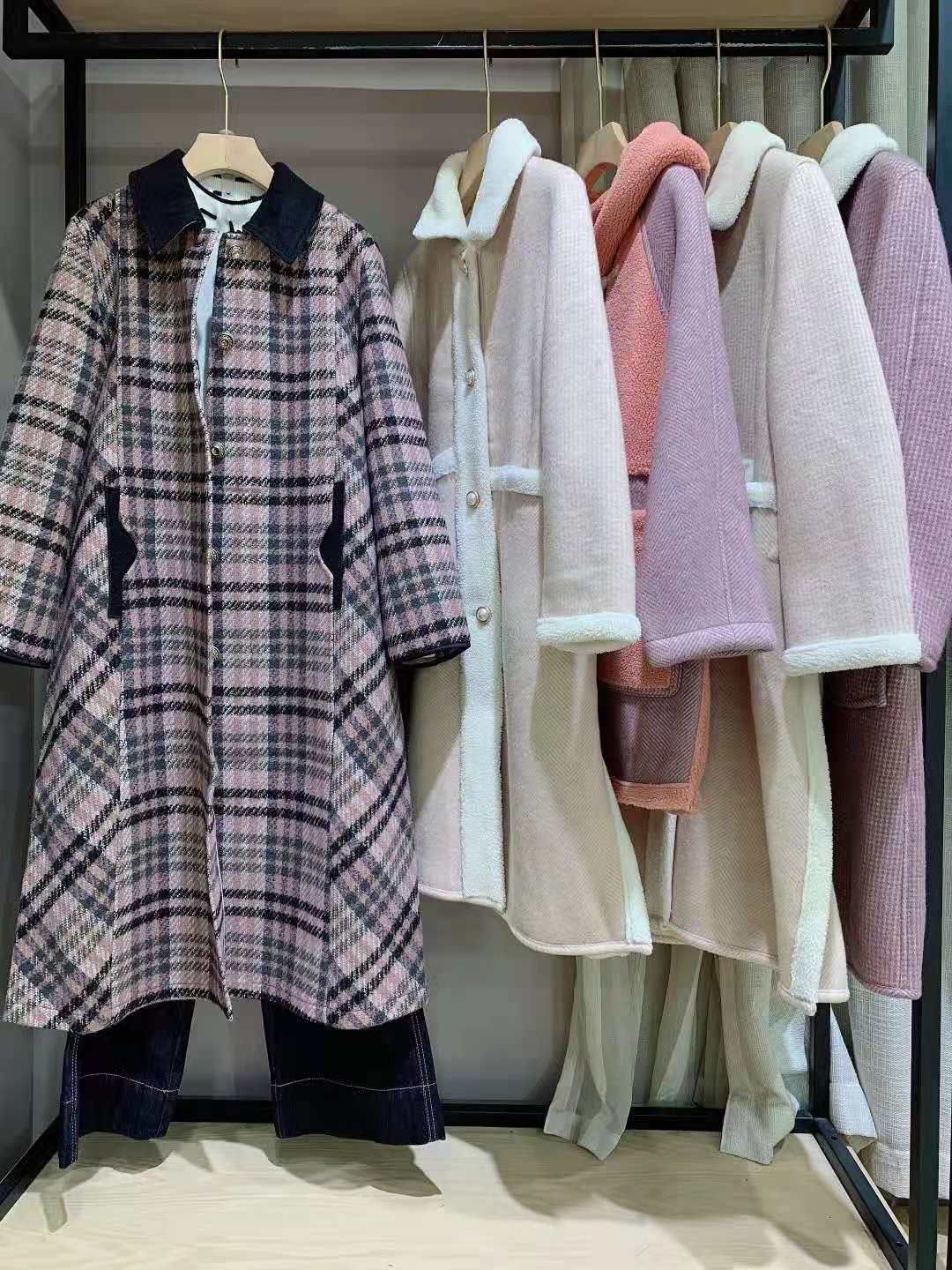 品牌女裝小香風(fēng)大衣2021秋冬折扣女裝尾貨貨源批發(fā)供應(yīng)商
