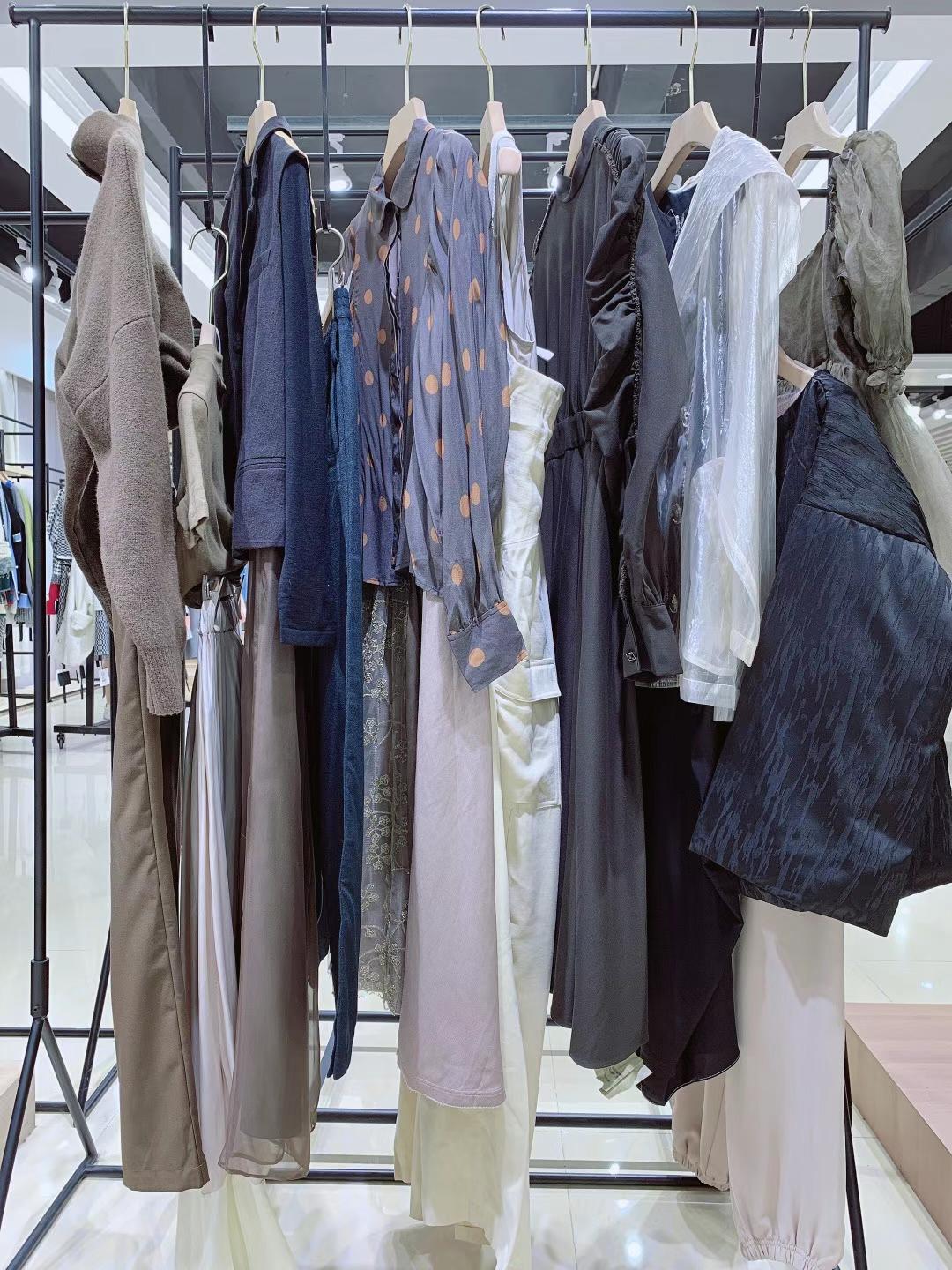 深圳品牌云鳳思儒2021秋冬品牌折扣女裝抖音快手直播一手貨源尾貨批發(fā)