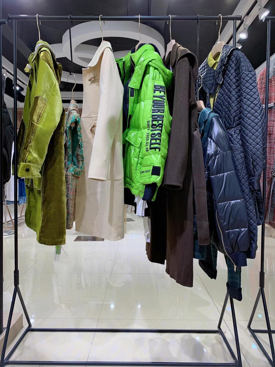 香港大 牌藝素國(guó)際2021冬品牌折扣女裝走份批發(fā)女裝實(shí)體店拿貨
