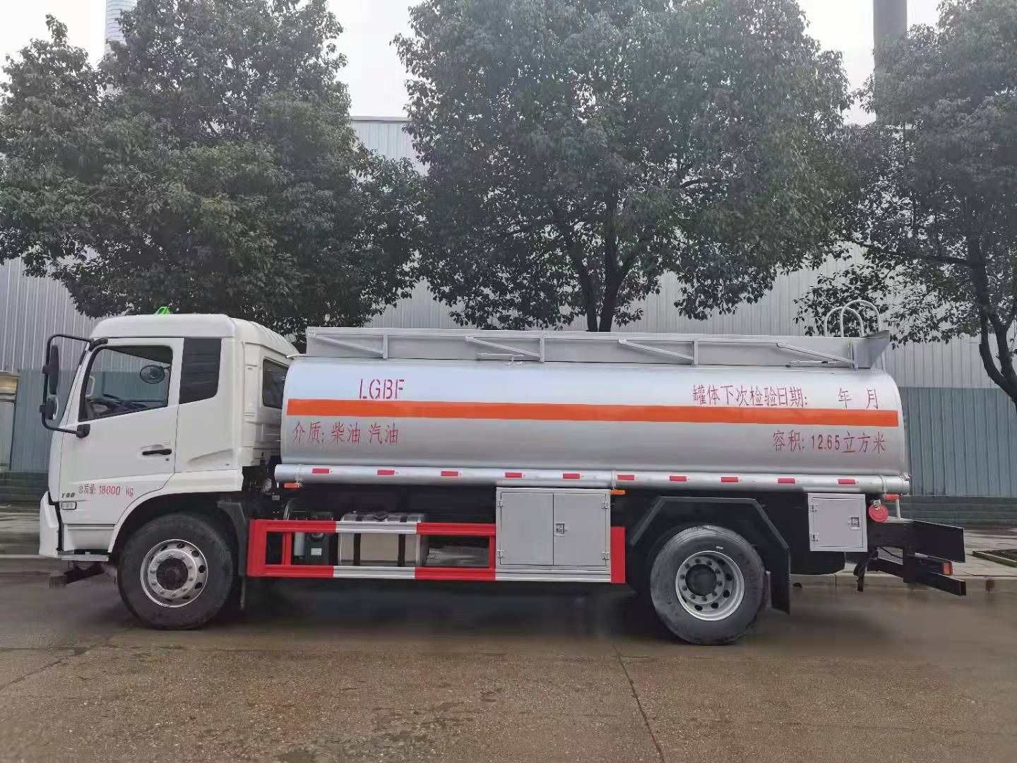 東風(fēng)天錦運油車報價-廠家-型號-市場報價【湖北博力汽車銷售有限公司】