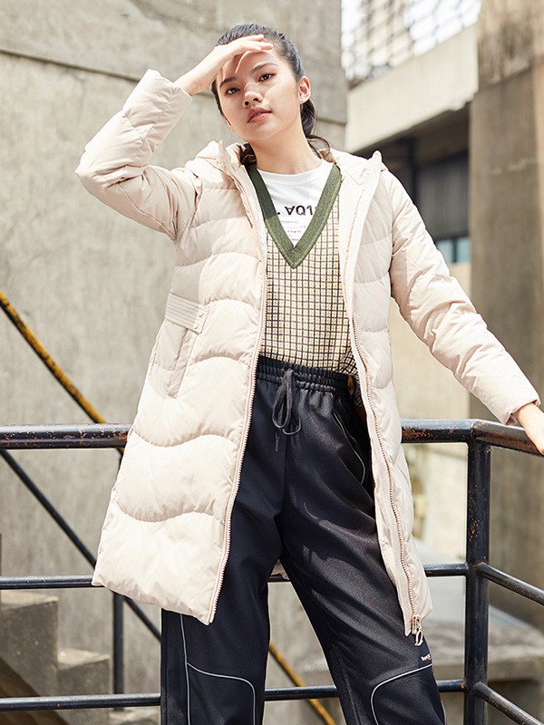 潮牌女裝艾萊依羽絨服21折扣女裝尾貨批發(fā)供應(yīng)商