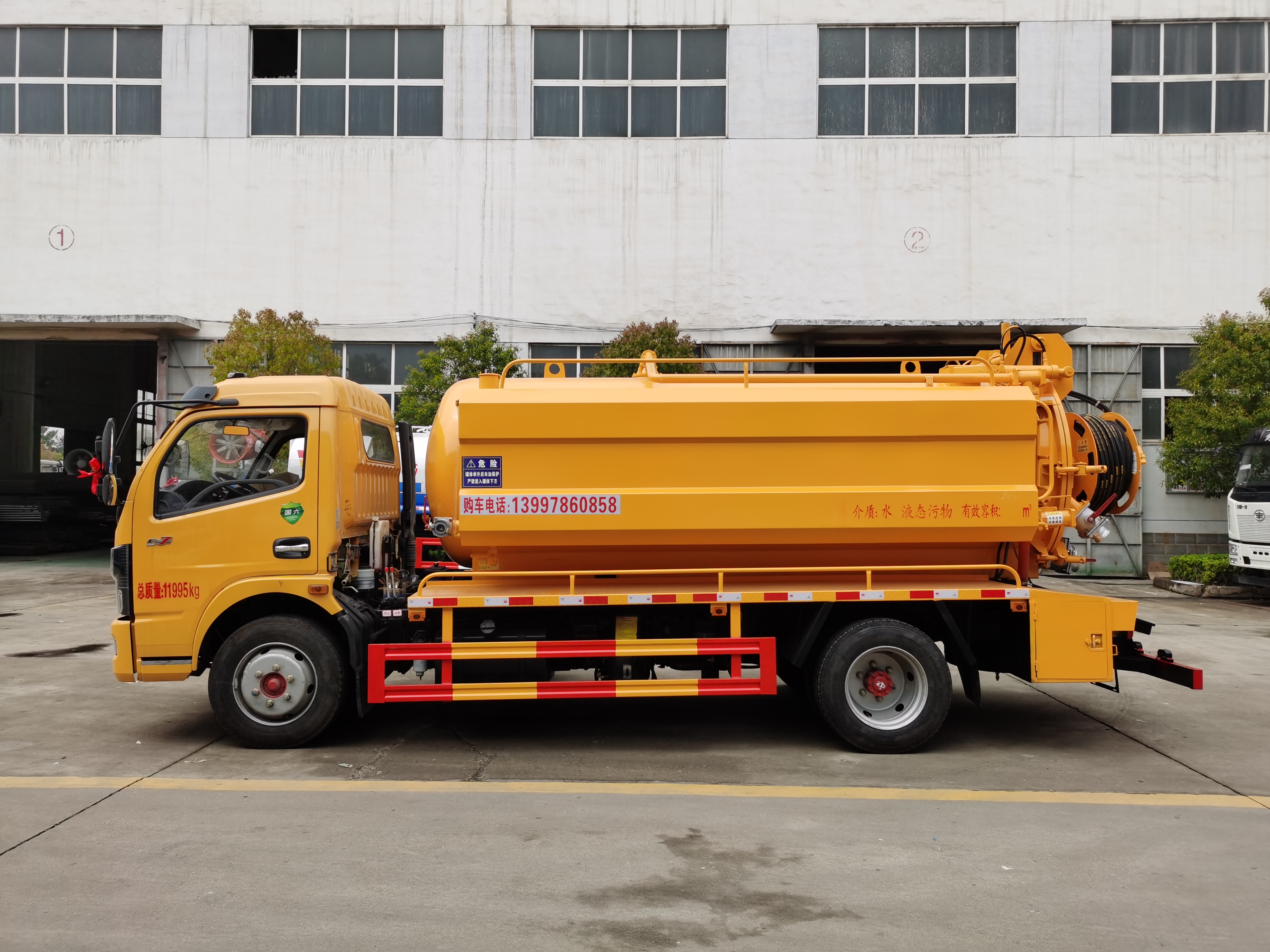 10方東風(fēng)多利卡清洗吸污水箱邊掛車報價-廠家-多少錢【湖北博力汽車銷售有限公司】