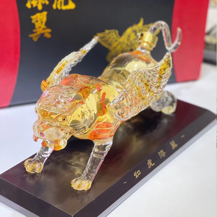 河間生產(chǎn)動(dòng)物添翼酒瓶手工藝吹制異形高硼硅玻璃工藝醒酒器1000ml 動(dòng)物添翼酒瓶