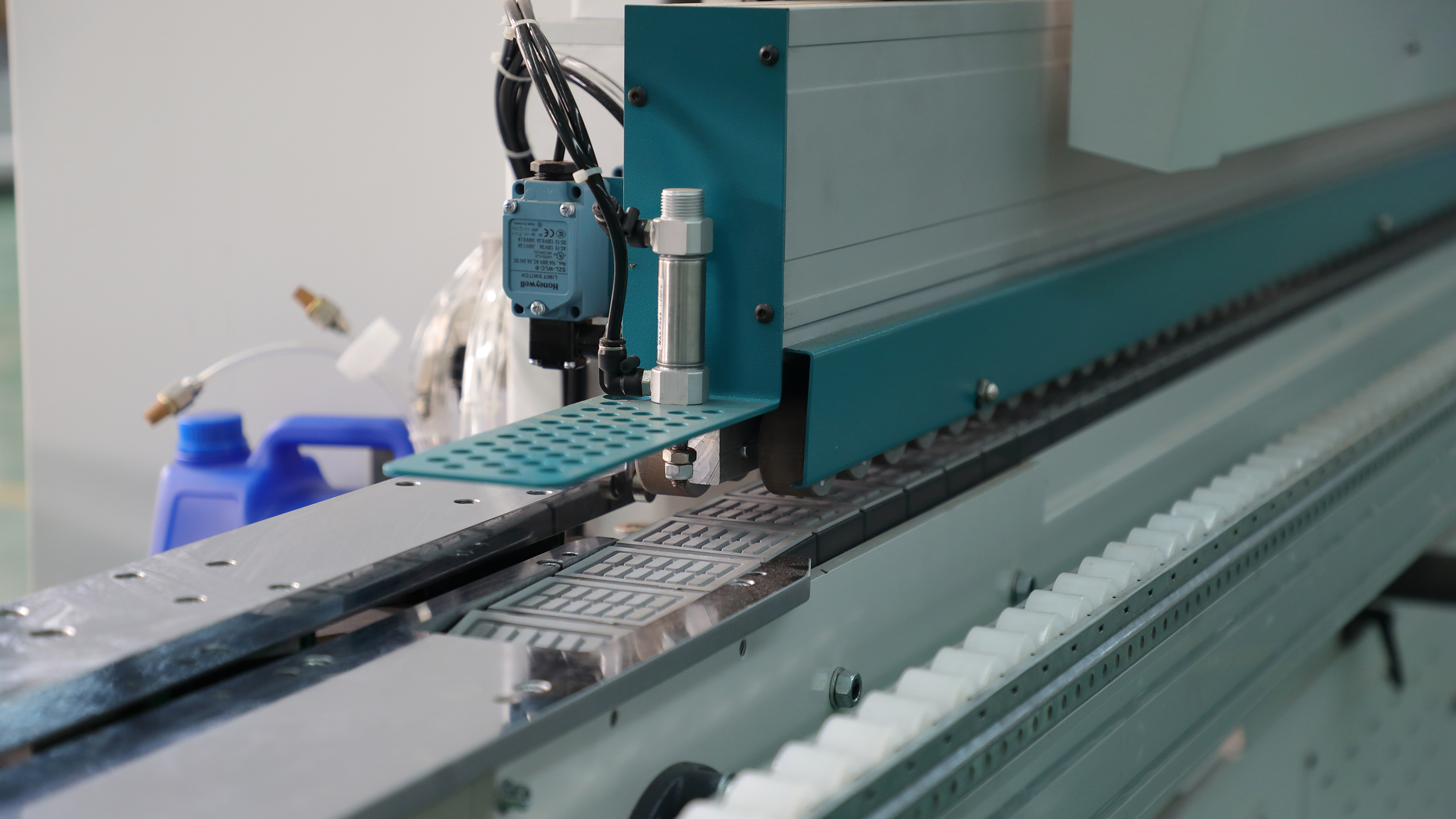 斜邊封邊機(jī)多少錢、生產(chǎn)廠家、生產(chǎn)商、廠商【佛山市順德區(qū)拙屹機(jī)械制造有限公司】