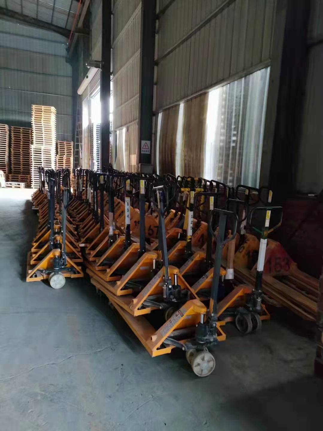 手動(dòng)液壓叉車地牛