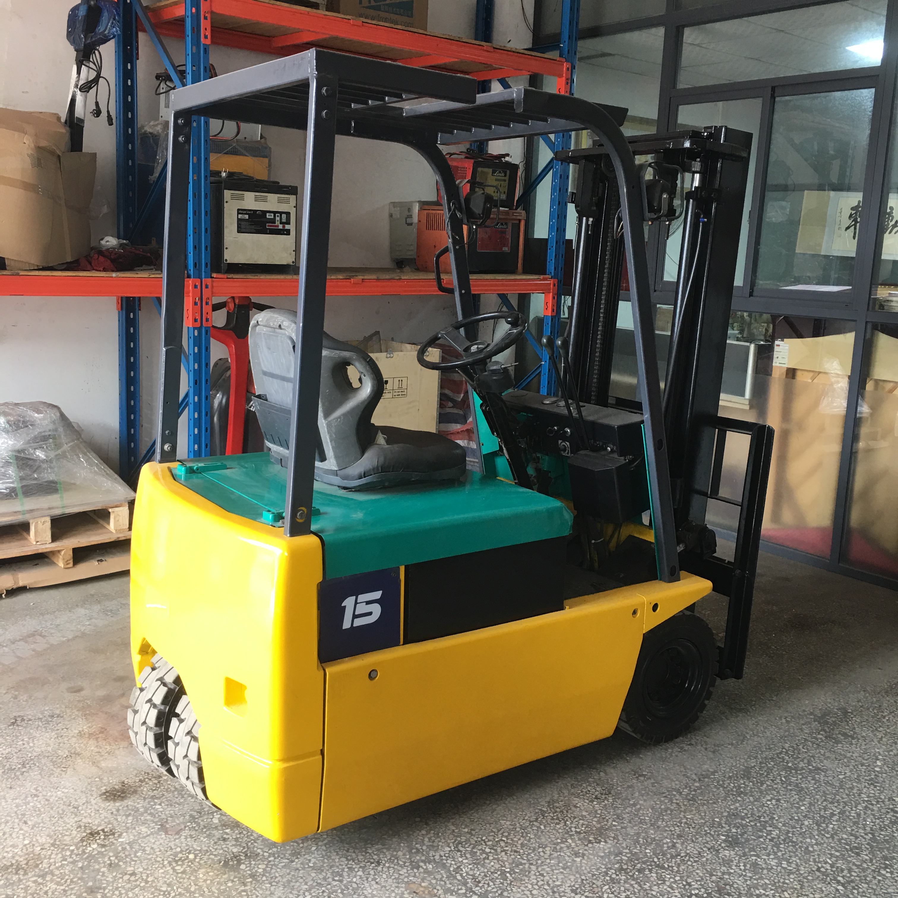 二手1.5噸小松三支點(diǎn)電動叉車