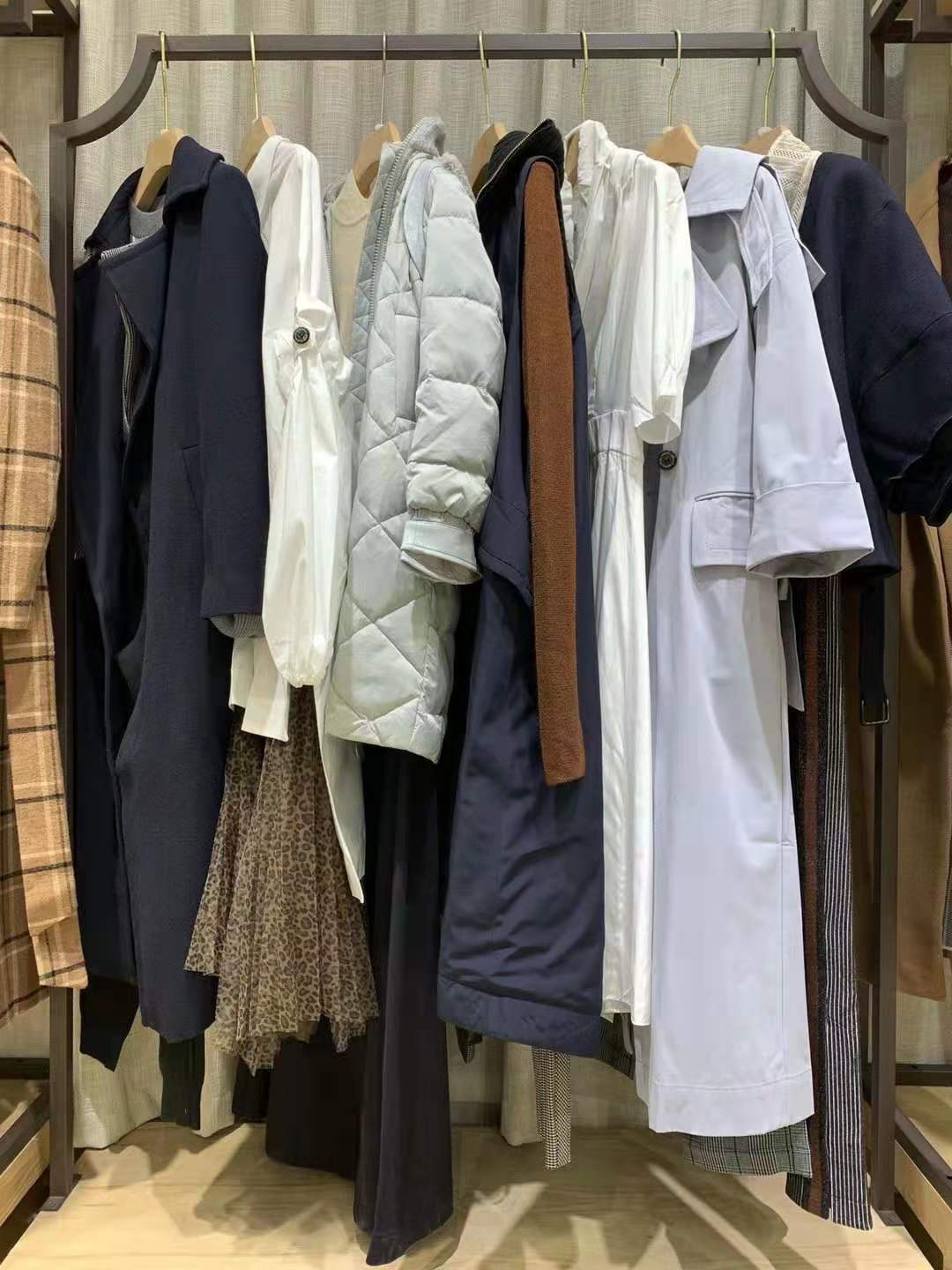 艾迪潘秋冬深圳哪里有尾貨女裝折扣批發(fā)貨源