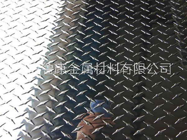 2mm毫米厚度五條筋花紋鋁板規(guī)格齊全