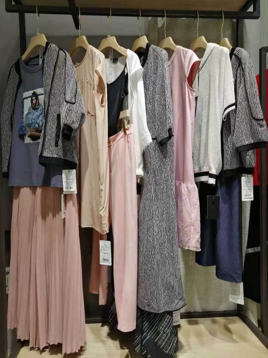 大 牌品牌瑪絲圖夏國內(nèi)知 名品牌折扣女裝尾貨批發(fā)商
