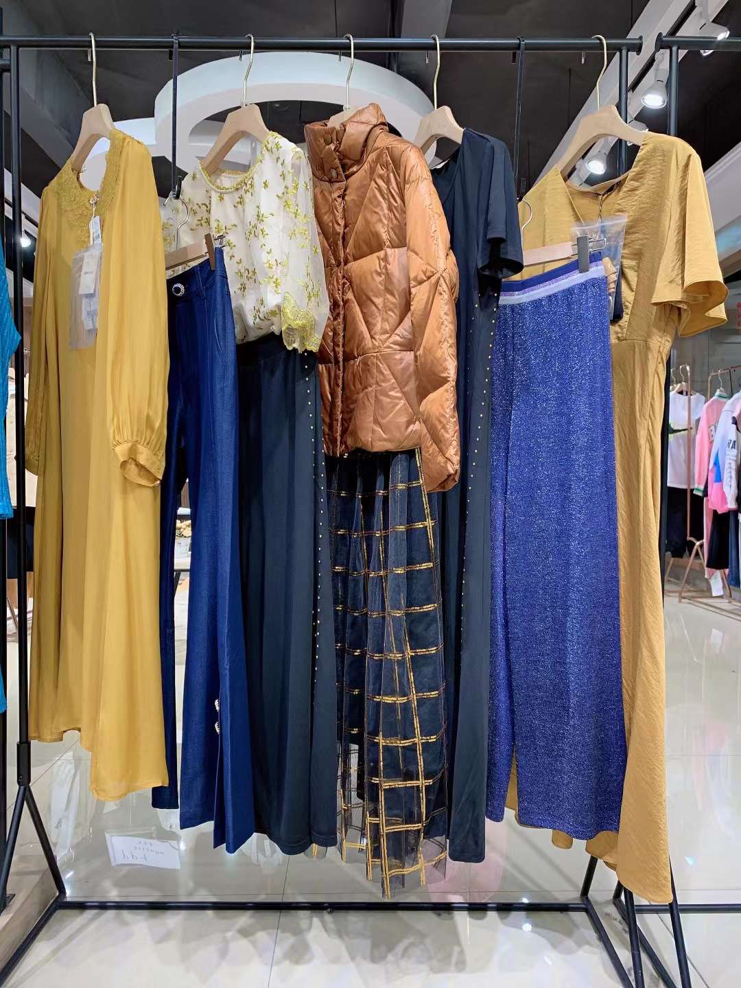 設(shè)計師品牌紐方春夏品牌折扣女裝實(shí)體店貨源批發(fā)